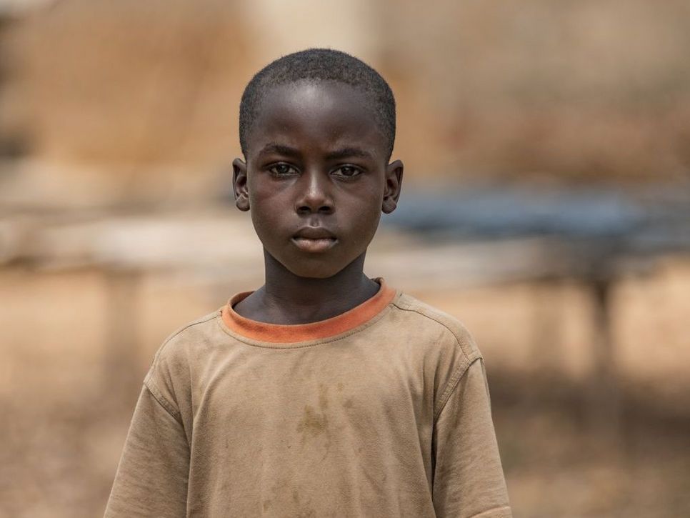 Kwabena Odoom, 9 Jahre, aus Ghana, blickt in die Kamera